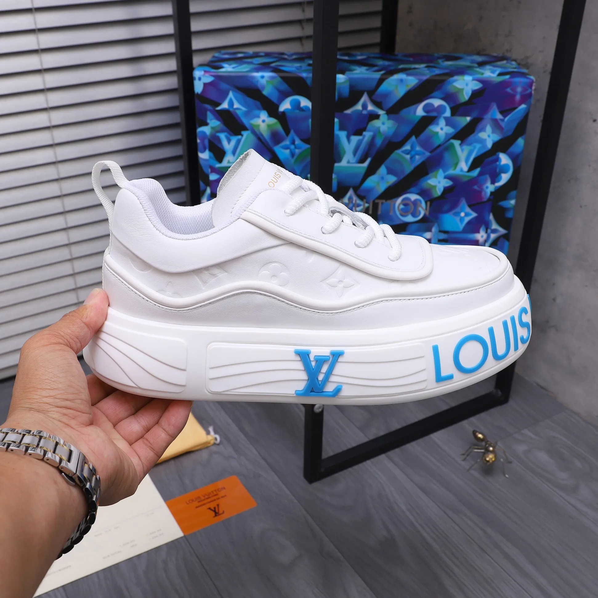 Men's shoes 💰560 Product trademark: LV [Louis Vuitton] casual shoes, regular size. Size: 38-46 (38.45.46 is custom-made and non-returnable) Product materials: Selected high-quality cowhide stitching embossed cowhide upper, cowhide insole, mesh lining, original outsole